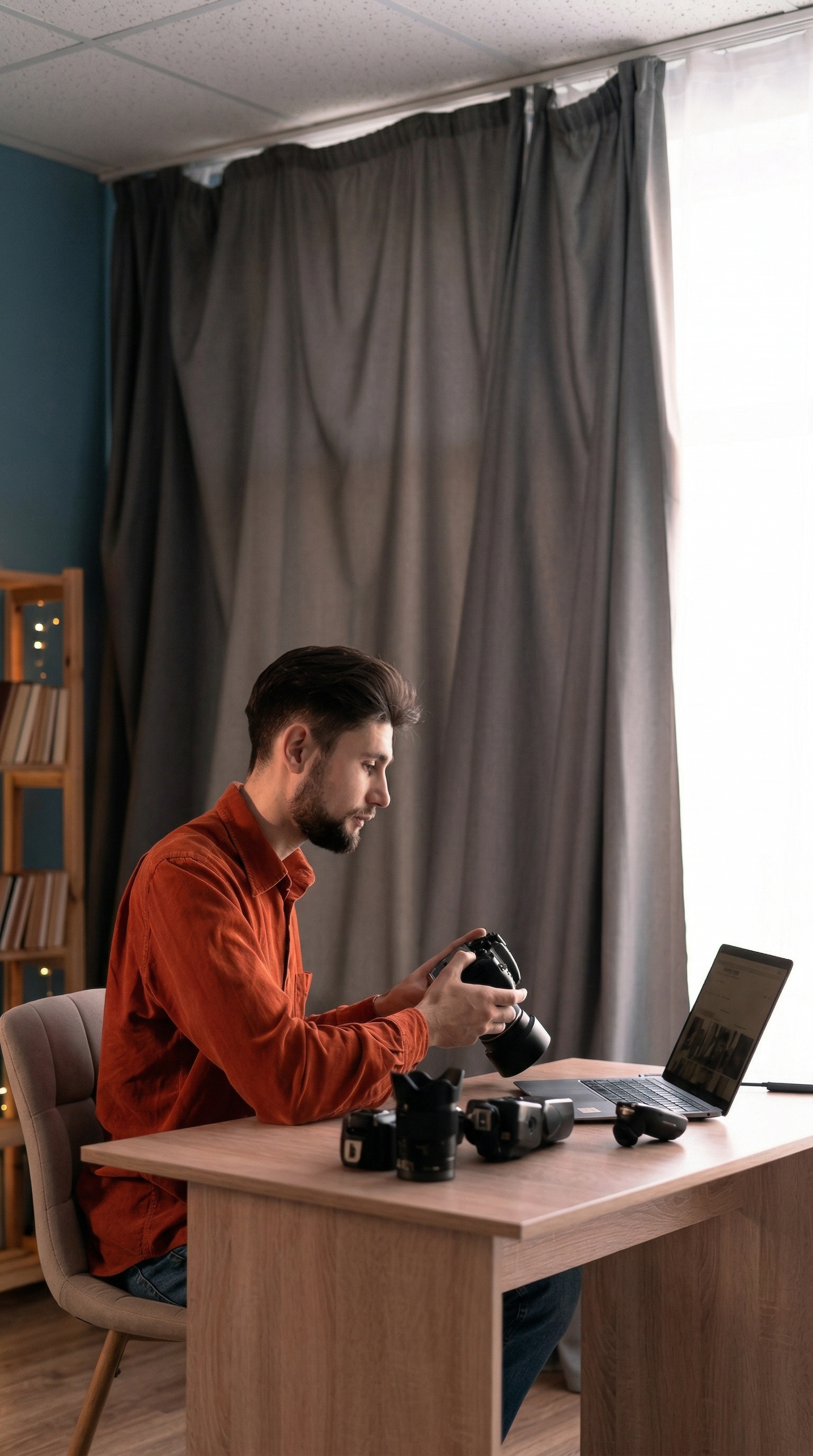 Фотограф за ноутбуком в рабочем процессе